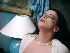 دختر الاغ نشسته در ب ...