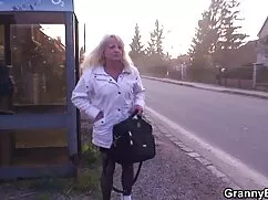 بزرگ نشسته بر روی کل ...